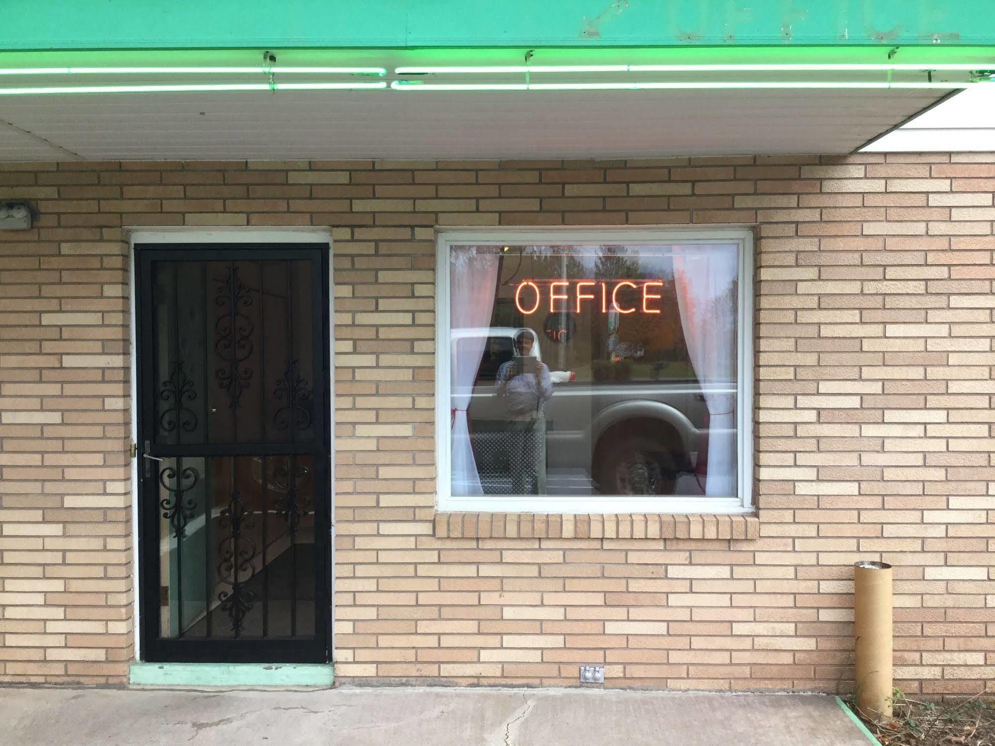 آيرونوود Cedars Motel المظهر الخارجي الصورة